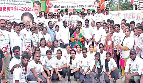 காஞ்சிபுரம் மாவட்டம் கொளப்பாக்கத்தில் நடைபெற்ற மினி மாரத்தான் போட்டியில் பங்கேற்றவர்களுக்கு பரிசுகளை வழங்கினார் முன்னாள் ஆளுநர் தமிழிசை சவுந்​திர​ராஜன்.