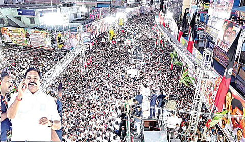 தருமபுரி மாவட்டம் பாலக்கோட்டில் நடந்த அதிமுக பிரச்சாரக் கூட்டத்தில் திரண்டிருந்த தொண்டர்கள் மத்தியில் அக்கட்சியின் பொதுச்செயலாளர் பழனிசாமி பேசினார்.