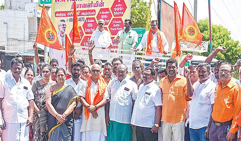 ராமரை அவமதிப்பு செய்த ஐந்தாம் தமிழச் சங்க அமைப்பினர் மீது நடவடிக்கை எடுக்க வலியுறுத்தி, திருச்சி குண்டூர் பகுதியில் நேற்று ஆர்ப்பாட்டத்தில் ஈடுபட்ட இந்து முன்னணி, விஸ்வ இந்து பரிஷத் உள்ளிட்ட இந்து அமைப்பினர். | படம்:ர.செல்வமுத்துகுமார் |