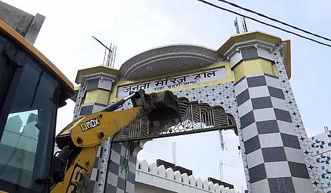உ.பி.யில் ஆக்கிரமிப்பு நிலத்தில் இருந்த மசூதி, திருமண மண்டபம் இடிப்பு