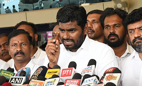கோவை விமான நிலையத்தில் இன்று செய்தியாளர்களிடம் பேசிய அண்ணாமலை. படம்: ஜெ.மனோகரன்.