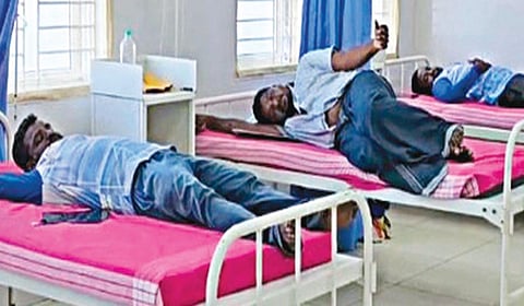 நாகை அரசு மருத்துவக் கல்லூரி மருத்துவமனையில் சிகிச்சை பெற்று வரும் மீனவர்கள்.