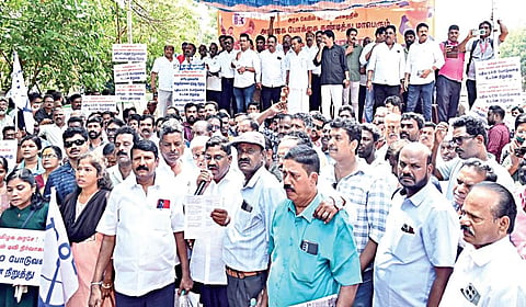அரசு கேபிள் டிவி நிறுவனத்தில், தனியார் நிறுவனத்தின் அத்துமீறலை தடுத்து நிறுத்தக்கோரி,  அரசு கேபிள் டிவி ஆபரேட்டர்கள் சங்கத்தினர் சென்னை எழும்பூர் ராஜரத்தினம் விளையாட்டரங்கம் அருகே நேற்று ஆர்ப்பாட்டத்தில் ஈடுபட்டனர். இதில் மார்க்சிஸ்ட் கம்யூனிஸ்ட் சட்டப்பேரவை குழுத் தலைவர் நாகை மாலி உள்ளிட்டோர் கலந்து கொண்டனர். | படம்: எல். சீனிவாசன் |