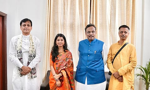 பாஜக தேசிய பொதுச் செயலாளர் வினோத் தாவ்டே, மத்திய அமைச்சர் நித்யானந்த் ராய் ஆகியோருடன் மைதிலி தாக்கூர்