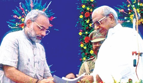 கடந்த 2001-ம் ஆண்டு அக்டோபர் 7-ம் தேதி குஜராத் முதல்வராக பதவியேற்ற நரேந்திர மோடி.