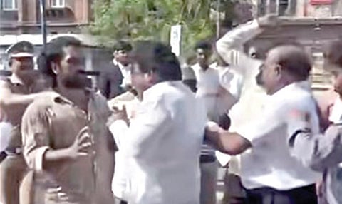 அதிமுக முன்னாள் வட்டச் செயலாளரும் வழக்கறிஞருமான ராஜீவ்காந்தி மீது விசிக-வினர் சரமாரியாக தாக்கினர்
