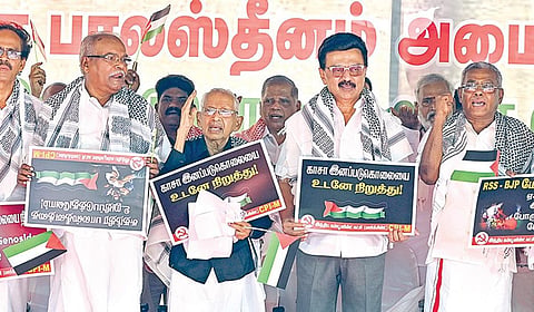 காஸா மீதான இஸ்ரேலின் தாக்குதலை  கண்டித்து, மார்க்சிஸ்ட் கட்சி சார்பில் சென்னையில் நேற்று ஆர்ப்பாட்டம் நடைபெற்றது. இதில், முதல்வர் ஸ்டாலின், மார்க்சிஸ்ட் மாநில செயலாளர் பெ.சண்முகம், தி.க. தலைவர் கி.வீரமணி, காங்கிரஸ் மாநில தலைவர் செல்வபெருந்தகை, இந்திய கம்யூனிஸ்ட் மாநில செயலாளர் மு.வீரபாண்டியன், விசிக தலைவர் திருமாவளவன் உள்ளிட்டோர் பங்கேற்றனர். | படம்: எஸ்.சத்தியசீலன் |