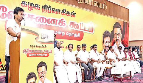 ஸ்ரீரங்கம் தொகுதி திமுக நிர்வாகிகள் ஆலோசனை கூட்டத்தில் பேசிய துணை முதல்வர் உதயநிதி ஸ்டாலின். உடன் அமைச்சர் கே.என்.நேரு, எம்.பி அருண்நேரு உள்ளிட்டோர்.