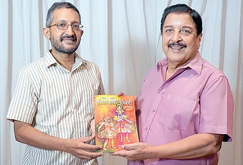 ‘இந்து தமிழ் திசை'யின் ‘தீபாவளி மலர் - 2025’ முதல் பிரதியை நடிகர் சிவகுமார் நேற்று வெளியிட்டார். உடன், ‘இந்து தமிழ் திசை’ அசிஸ்டண்ட் எடிட்டர் ஆதி வள்ளியப்பன்.  		                   படம்: எல்.சீனிவாசன்