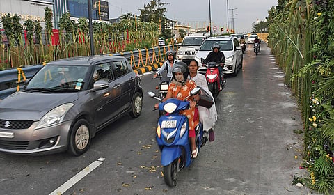 கோவையில் நேற்று முதல்வர் திறந்துவைத்த அவிநாசி சாலை ஜி.டி. நாயுடு மேம்பாலத்தில் பயணித்த வாகன ஓட்டிகள். படம்: ஜெ.மனோகரன்