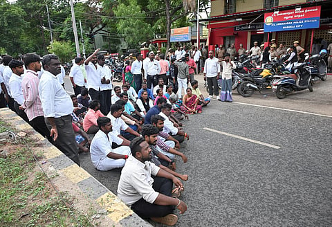 மதுரையில் அண்ணாநகர் காவல் நிலையத்துக்கு முன்பாக சாலை மறியலில் ஈடுபட்ட தினேஷின் உறவினர்கள்