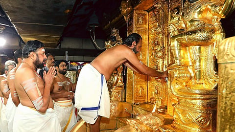 சபரிமலை கோயிலில் தங்கம் திருடப்பட்ட விவகாரம்: 6 வாரத்தில் அறிக்கை தாக்கல் செய்ய கேரள உயர் நீதிமன்றம் உத்தரவு 