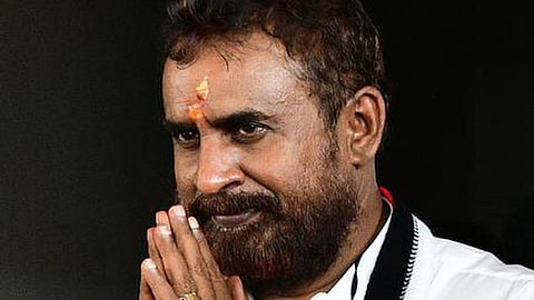 ஜி.டி.நாயுடு மேம்பாலத்தில் போக்குவரத்துக்கு இடையூறு: எஸ்.பி.வேலுமணி மீது வழக்கு