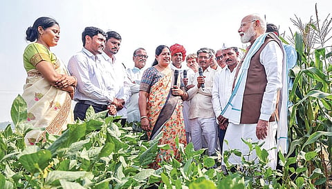 டெல்லியில் உள்ள இந்திய வேளாண் ஆராய்ச்சி மையத்தில் விவசாயிகளுடன் பிரதமர் மோடி நேற்று கலந்துரையாடினார். படம்: பிடிஐ