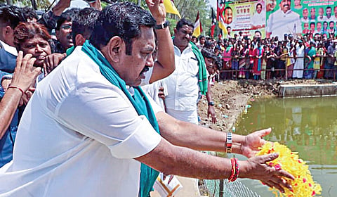 சேலம் மாவட்டம் எடப்பாடி அருகே, வாத்திப்பட்டி ஏரியை பார்வையிட்ட அதிமுக பொதுச்செயலாளர் பழனிசாமி, ஏரி  நீரில் மலர்களை தூவி வணங்கினார்.