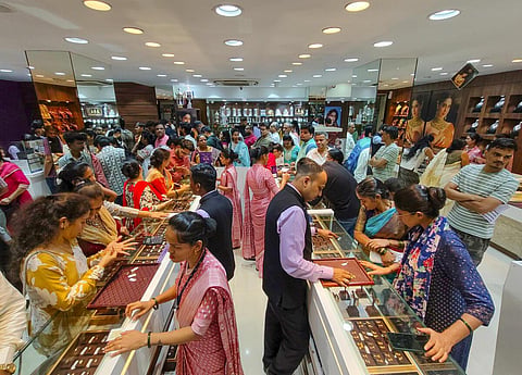 மீண்டும் உயர்ந்த தங்கம் விலை: வெள்ளி விலையும் அதிரடி ஏற்றம்!