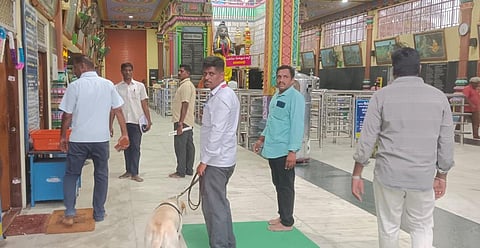 நாமக்கல் ஆஞ்சநேயர் கோயிலுக்கு வெடி குண்டு மிரட்டல் விடுத்ததை தொடர்ந்து நேற்று வெடி குண்டு நிபுணர்கள் மோப்பநாய் உதவியுடன்  கோயில் வளாகத்தில் சோதனை மேற்கொண்டனர்.