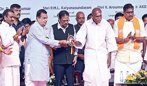 மத்திய சாலை போக்குவரத்து மற்றும் நெடுஞ்சாலைத்துறை சார்பில், புதுச்சேரி இந்திரா காந்தி - ராஜீவ்காந்தி சதுக்கம் இடையே
ரூ.436 கோடியில் மேம்பாலம் கட்டும் பணியை தொடங்கி வைத்த மத்திய சாலை போக்குவரத்து அமைச்சர் நிதின் கட்கரி. உடன் துணைநிலை ஆளுநர் கைலாஷ்நாதன், முதல்வர் ரங்கசாமி, மத்திய இணையமைச்சர் எல்.முருகன், புதுச்சேரி சட்டப்பேரவைத் தலைவர் செல்வம், மாநில அமைச்சர்கள் நமச்சிவாயம், லட்சுமி நாராயணன், தேனீ. ஜெயக்குமார், திருமுருகன், ஜான்குமார், காங்கிரஸ் எம்.பி வைத்திலிங்கம், அரசு கொறடா ஏ.கே.டி.ஆறுமுகம் உள்ளிட்டோர். | படம்: எம்.சாம்ராஜ் |