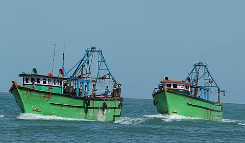 நாகை அருகே கடலில் தமிழக மீனவர்கள் மீது இலங்கை கடற்கொள்ளையர்கள் தாக்குதல்