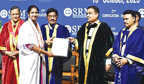 எஸ்ஆர்எம் பல்கலை.யின் 21-வது பட்டமளிப்பு விழா நேற்று பல்கலை. வளாகத்தில் நடந்தது. இதில் மத்திய அமைச்சர் நிதின் கட்கரி கலந்து கொண்டு மாணவர்களுக்கு பட்டங்களை வழங்கினார். உடன் நிறுவனர், வேந்தர் பாரிவேந்தர், இணை வேந்தர் சத்யநாராயணா, அகமதாபாத் ஐஐஎம் இயக்குநர் பாரத் பாஸ்கர்  உள்ளிட்டோர். | படம்: எம்.முத்துகணேஷ் |