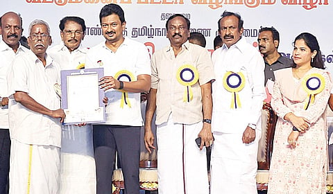 வருவாய் மற்றும் பேரிடர் மேலாண்மைத் துறை சார்பில் பயனாளிகளுக்கு வீட்டுமனைப் பட்டா வழங்கும் நிகழ்ச்சியில் துணை முதல்வர் உதயநிதி ஸ்டாலின் பங்கேற்று 1,600 பயனாளிகளுக்கு வீட்டுமனைப் பட்டாக்களை வழங்கினார். உடன் அமைச்சர்கள் கே.கே.எஸ்.எஸ்.ஆர்.ராமச்சந்திரன், சு.முத்துசாமி, மா.சுப்பிரமணியன், மேயர் பிரியா, எம்எல்ஏக்கள் கணபதி,  பிரபாகர ராஜா, தமிழ்நாடு வீட்டு வசதி வாரியத் தலைவர் பூச்சி எஸ்.முருகன் உள்ளிட்டோர்.