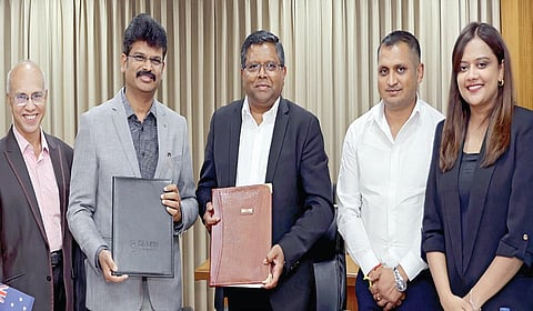 ஆஸ்திரேலியாவின் டீகின் பல்கலைக்கழகத்துடன் இணைந்து சைபர் பாதுகாப்பு துறையில் புதிய பட்டப்படிப்பை சென்னை விஐடி அறிமுகம் செய்துள்ளது. இதற்கான புரிந்துணர்வு ஒப்பந்தத்தில் விஐடி துணைத் தலைவர் ஜி.வி.செல்வம், டீகின் பல்கலைக்கழக இணை முதல்வர் பாஸ்கரன் ஆகியோர் கையொப்பமிட்டு பரிமாறிக்கொண்டனர்.