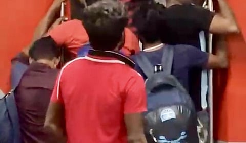 வடமாநிலம் செல்லும் ரயில்களில் முன்பதிவு பெட்டியில் முன்பதிவில்லா பயணிகள் ஏறியதால் அவதி!