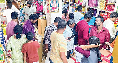 தீபாவளி பண்டிகையை முன்னிட்டு, பட்டாசு கடைகள் களை கட்டியுள்ளன. சென்னையில் அமைக்கப்பட்டுள்ள கடைகளில் பட்டாசுகள் வாங்க குவிந்த கூட்டம்.படம்: பிடிஐ