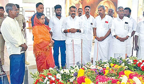 ராமேசுவரத்தில் உள்ள கலாம் நினைவிடத்தில் மலரஞ்சலி செலுத்திய மத்திய இணையமைச்சர் எல்.முருகன்.
