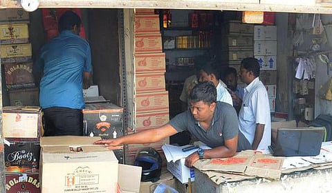 பண்டிகை காலத்தை முன்னிட்டு போதிய அளவு மதுபானங்களை இருப்பு வைக்க டாஸ்மாக் உத்தரவு