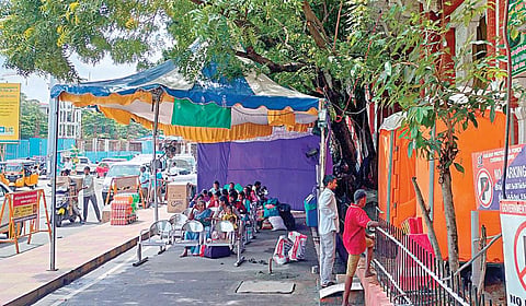 பண்டிகை கால கூட்ட நெரிசலை குறைக்கும் விதமாக, எழும்பூர் ரயில் நிலைய முன்பக்கத்தில் அமைக்கப்பட்டுள்ள காத்திருக்கும் பயணிகளுக்கான கூடாரம்.