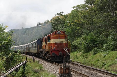 ஐஆர்சிடிசி இணையதளம் முடங்கியதால் ஆன்லைனில் டிக்கெட் புக் செய்ய முடியாமல் அவதிப்பட்ட பயணிகள்