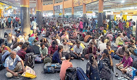 தீபாவளி பண்டிகை தொடர் விடுமுறையையொட்டி, கிளாம்பாக்கம் பேருந்து நிலையத்தில் பேருந்துகளுக்காக காத்திருக்கும் பயணிகள். | படம்: எம்.முத்துகணேஷ் |
