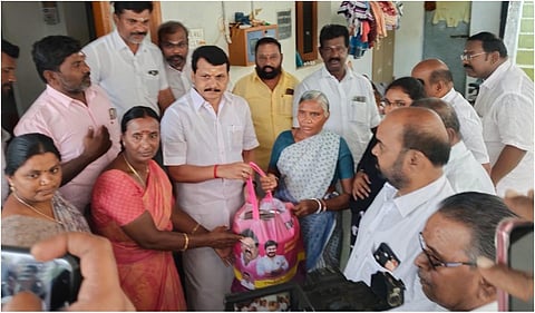இனிப்பு, காரத்துடன் சில்வர் அண்டா: கரூர் தொகுதி மக்களுக்கு செந்தில் பாலாஜி தீபாவளி பரிசு