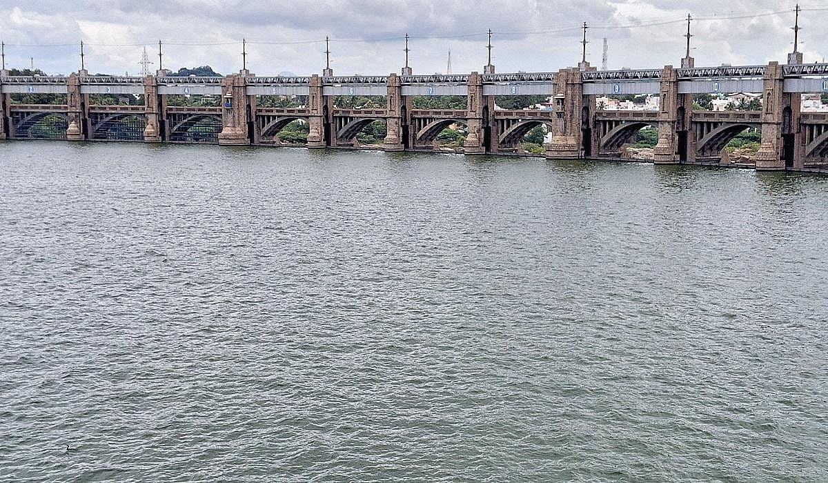 மேட்​டூர் அணையில் விநாடிக்கு 12,000 கனஅடி நீர் டெல்டா பாசனத்துக்கு திறப்பு