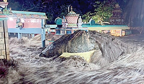 உடுமலை அரு​கே​யுள்ள திரு​மூர்த்​தி​மலை பஞ்​சலிங்க அரு​வி​யில் ஏற்​பட்ட வெள்​ளப்​பெருக்​கால் அமணலிங்​கேஸ்​வரர் கோயில் மண்​டபத்தை மூழ்​கடித்​த​படி பாய்ந்​தோடிய வெள்​ளம்.
