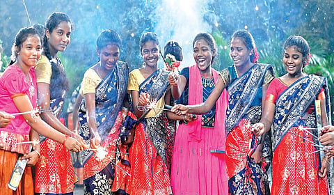 சென்னை சேத்துப்பட்டில் உள்ள சர்வோதயா விடுதியில் புத்தாடை அணிந்து பட்டாசுகள் வெடித்து தீபாவளியை உற்சாகமாய் கொண்டாடிய மாணவிகள். | படம்: எஸ்.சத்தியசீலன் |