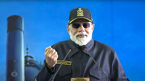 ஐஎன்எஸ் விக்ராந்த கடற்படை கப்பலில் இருந்தவாறு உரையாற்றும் பிரதமர் மோடி