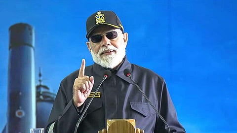 கோவாவில் ஐஎன்எஸ் விக்ராந்த் போர்க்கப்பலில் தீபாவளி கொண்டாடிய பிரதமர் மோடி: கடற்படை வீரர்களுடன் இரவு விருந்தில் பங்கேற்றார்