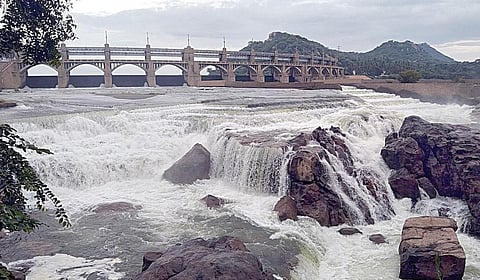 மேட்​டூர் அணை​யின் 16 கண் மதகு​கள் வழி​யாக காவிரி ஆற்​றில் வெளி​யேற்​றப்​படும் உபரி நீர்.