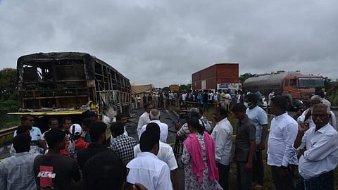 ஆந்திர மாநிலம் கர்னூல் அருகே விபத்துக்குள்ளான பேருந்து