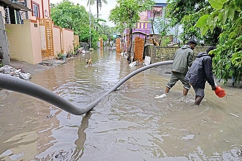 சென்னை மணலியில் மழை நீர் தேங்கிய பகுதியில் மழை நீரை வெளியேற்றும் பணியில் மாநகராட்சி பணியாளர்கள்