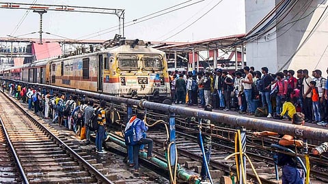 கிறிஸ்துமஸ் பண்டிகை, அரையாண்டு விடுமுறை: விரைவு ரயில்களில் டிக்கெட் முன்பதிவு விறுவிறுப்பு