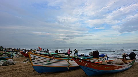 சென்னை பெசன்ட் நகர் கடற்கரையில் நிறுத்தப்பட்டுள்ள படகுகள்