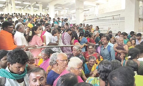 திருச்செந்தூரில் இன்று மாலை நடைபெற உள்ள  கந்தசஷ்டி திருவிழாவையொட்டி குவிந்துள்ள பக்தர்கள்.