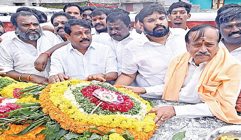மருது சகோதரர்களின் குருபூஜையையொட்டி காளையார்கோவிலில் அவர்களது நினைவிடத்தில் மரியாதை செலுத்திய பாஜக மாநிலத் தலைவர் நயினார் நாகேந்திரன், மூத்த தலைவர் ஹெச்.ராஜா, மாவட்டத் தலைவர் பாண்டித்துரை உள்ளிட்டோர். | படம்: எல்.பாலச்சந்தர் |
