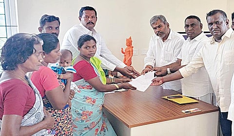 து​பா​யில் உயி​ரிழந்த இளைஞர் மாரி​முத்​து​வின் மனை​வியிடம் இருந்து கோரிக்கை மனுவை பெற்​றுக் கொண்ட பாஜக அயலக தமிழர் பிரிவு மாநில தலை​வர் கே.எம்​.சுந்தரம்.