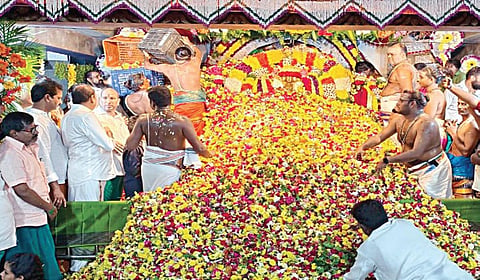 வடபழனி முருகன் கோயிலில் சூரசம்ஹாரம்: திருத்தணியில் சுப்பிரமணியருக்கு புஷ்பாஞ்சலி