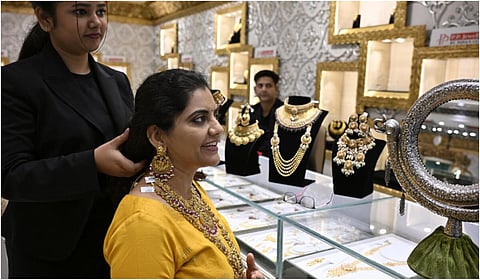 தங்கம் விலை தொடர் சரிவு: வெள்ளி விலையும் இன்று குறைந்தது!