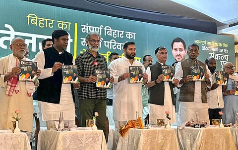 பிஹாரில் பெண்களுக்கு ரூ.2500, அரசு வேலை, 200 யூனிட் இலவச மின்சாரம்: மகா கூட்டணியின் தேர்தல் அறிக்கை அம்சங்கள்